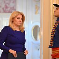 K velkým úsměvům důvody nebyly. Čaputová totiž na Fica podala minulý týden žalobu na ochranu osobnosti. Předseda Směru dlouhodobě (a bez jakýchkoli důkazů) tvrdí mimo jiné i to, že Čaputová je agentkou USA a dostává pokyny od americké ambasády.