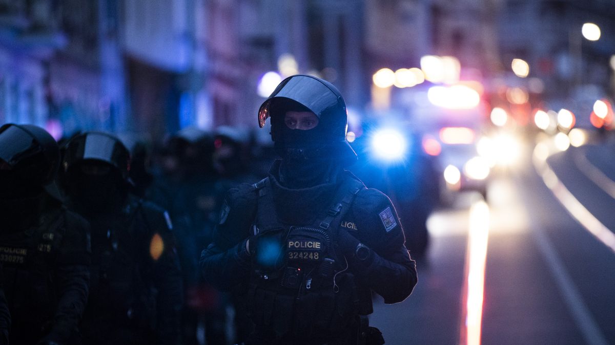 Policie kvůli anonymní výhružce střelbou evakuuje obchodní dům v Teplicích