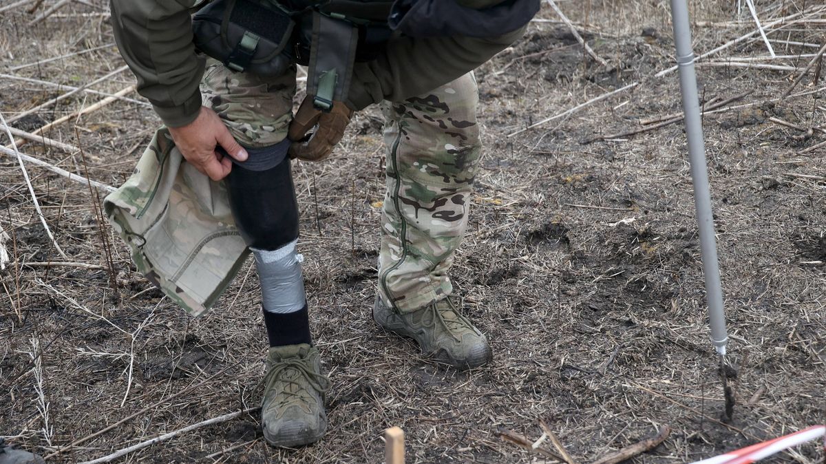 Fotky: „Někdo to dělat musí.“ Ukrajinští pyrotechnici jsou i bez končetin zpět v akci