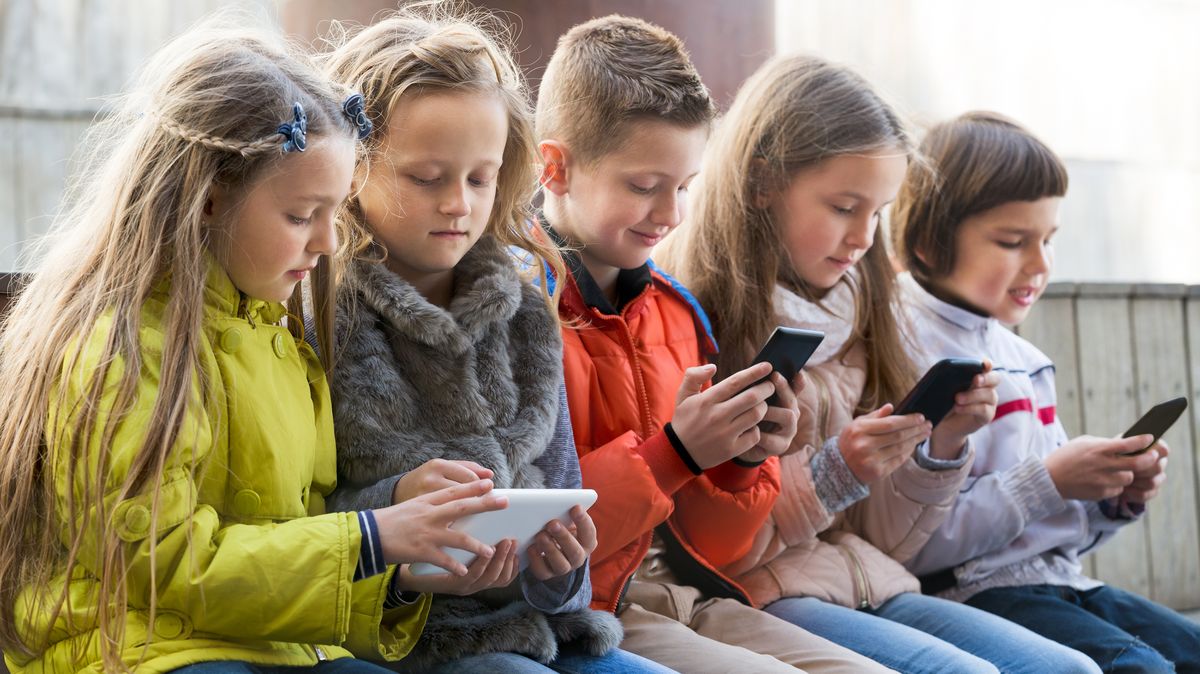 Ve 200 francouzských školách budou žáci povinně odkládat mobily do skříněk