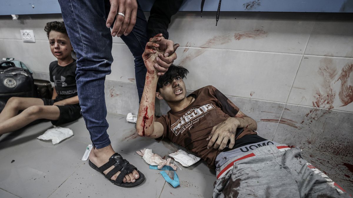 Drásavé fotky zraněných po výbuchu v nemocnici Al-Ahlí