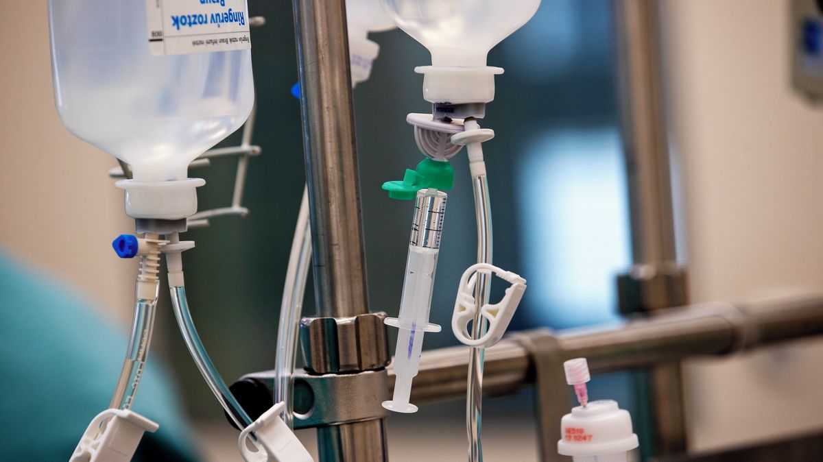 Mzdy v nemocnicích prudce rostou. Peníze jsou ale vykoupeny hodinami přesčasů