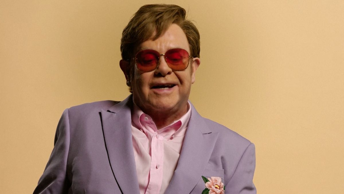Elton John zase válí. Věci z jeho bytu šly na dračku
