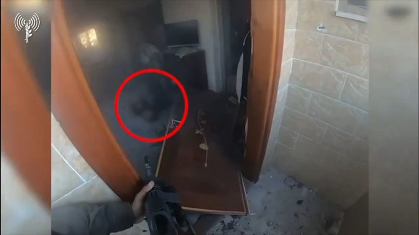 Video: Zraněný voják v Gaze sám zneškodnil dva teroristy