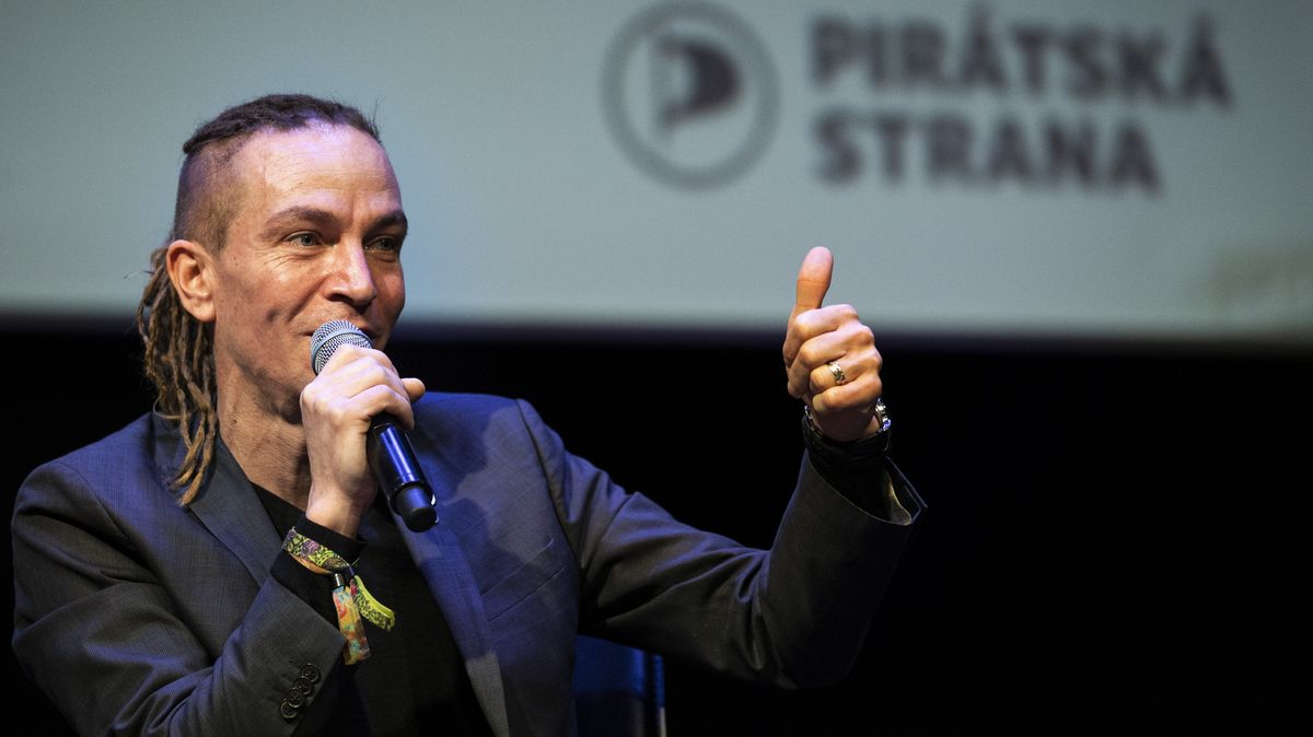 Komentář: Proč je Bartoš ještě ministrem? Má kliku