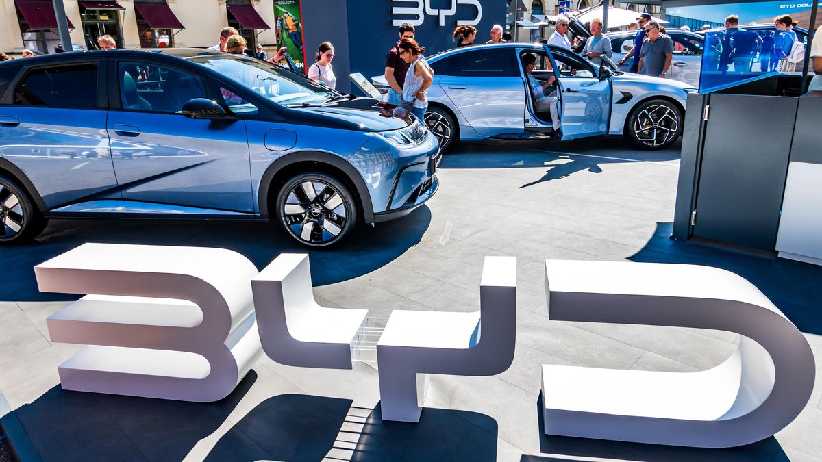 Čínský export aut vzrostl navzdory clům z EU. Rok 2025 ale bude slabší