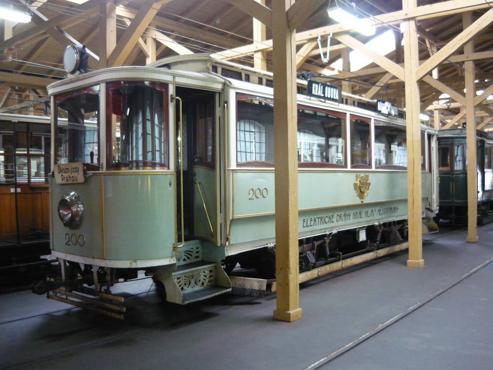 Primátorská tramvaj č. 200 z roku 1900 ve vozovně Střešovice.