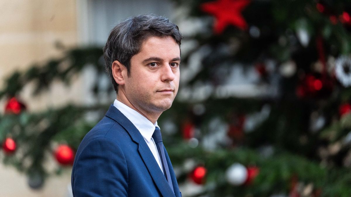 Mládí, šikana a blesková politická kariéra. Kdo je nový francouzský premiér