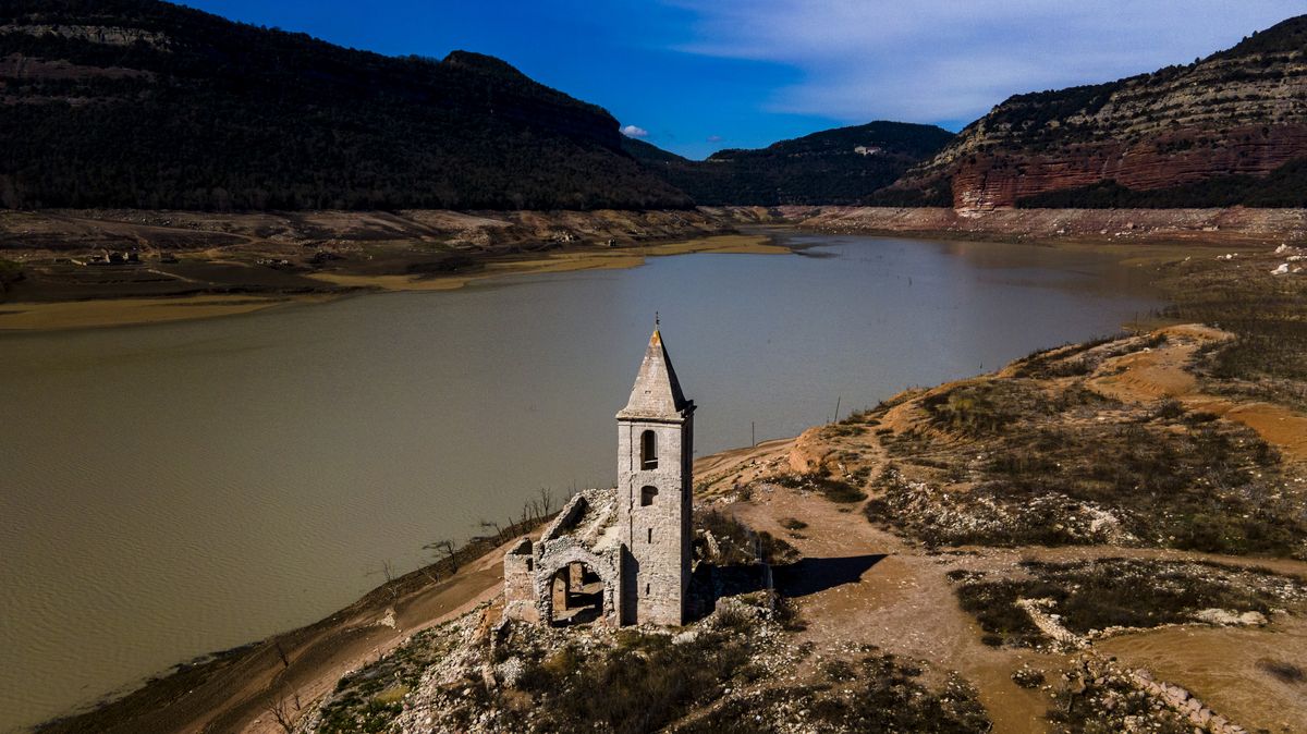 Fotky drtivého sucha: Kolem téhle špičky věže kostela se pádlovalo