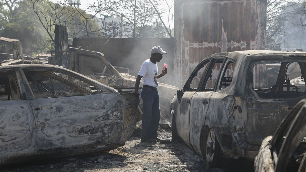 „Policie je součástí problému,“ říká expert. Proč Haiti vládnou gangy