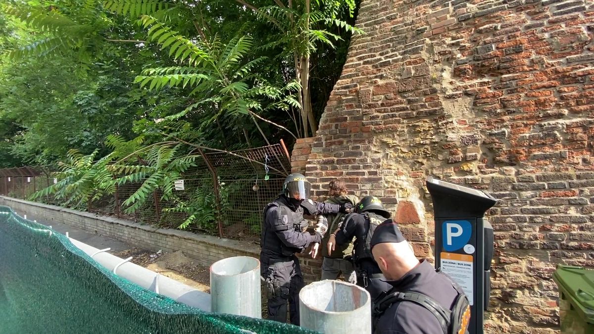 „Pomoc! Jsem tu omezován.“ Policie odvedla aktivistu kempujícího u Úřadu vlády