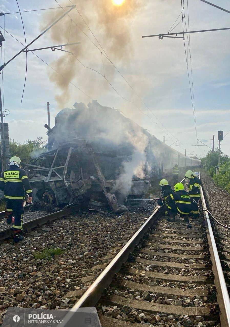 Nehoda se stala na železničním přejezdu nedaleko Nových Zámků, kde krátce před 21:00 záchranáři odtahovali části zničeného autobusu.