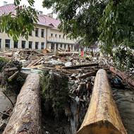 Polský hydrometeorologický ústav upřesnil, že hladina Kladské Nisy se v Kladsku dostala o skoro 150 centimetrů výše než při katastrofální povodni v roce 1997. (Głucholazy, 15. září.)