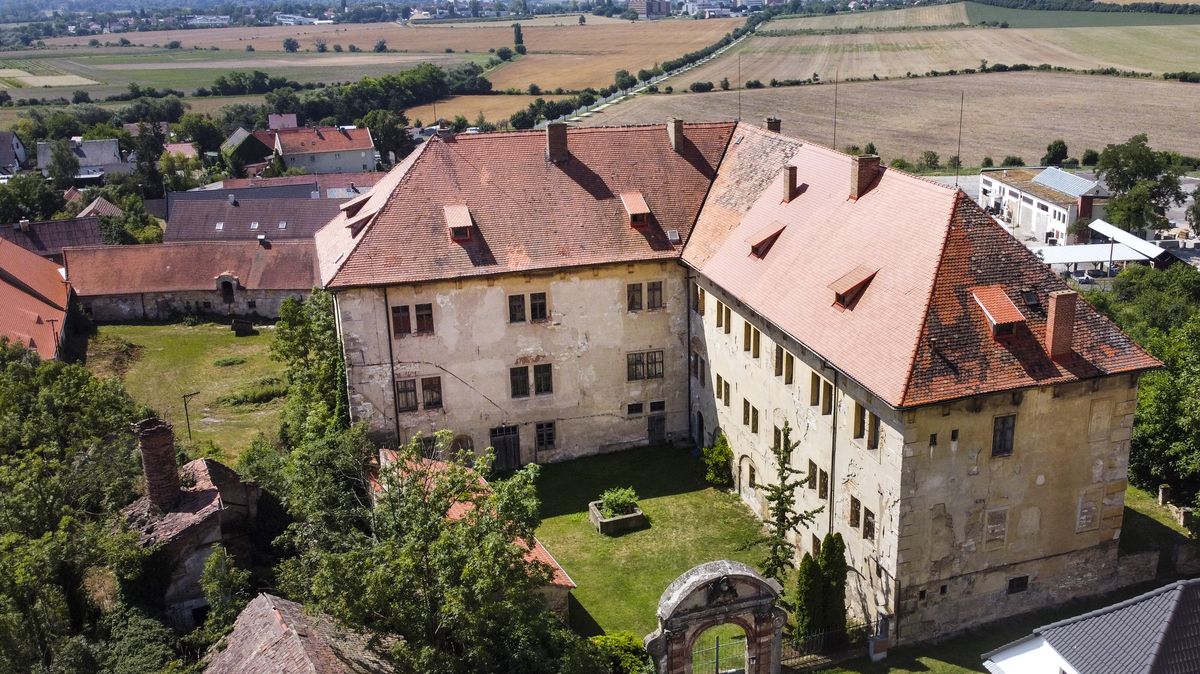 Fotky: Po tisíci letech hledá nového pána. Býval pracovnou kněží