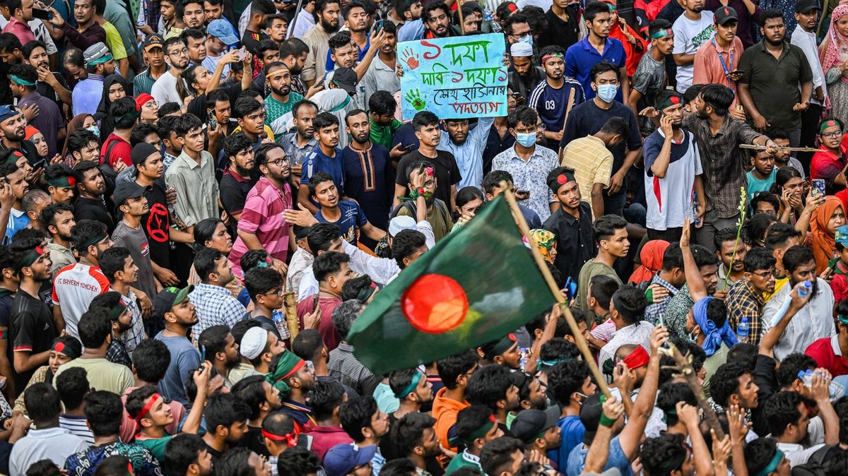 Prezident Bangladéše rozpustil parlament. Studenti volají po prozatímní vládě