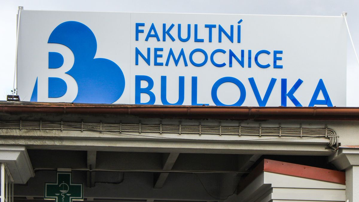 Bulovka se musí omluvit Sehnalovi za sdělení o jeho přednostním naočkování