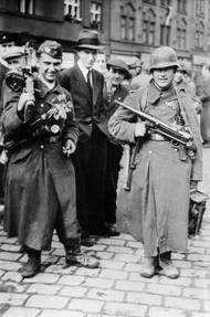 Vlasovci v ulicích Prahy v květnu 1945.