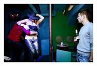 Výsledný soubor přitom může v některých aspektech odkazovat spíše na pitoresknost a sarkastičnost některých fotografií slavného britského fotožurnalisty Martina Parra.