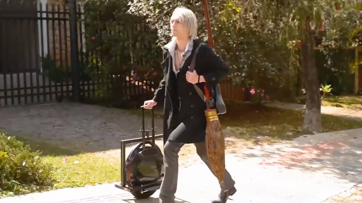 Rozložená varianta: jednokolka s konstrukcí a koště.