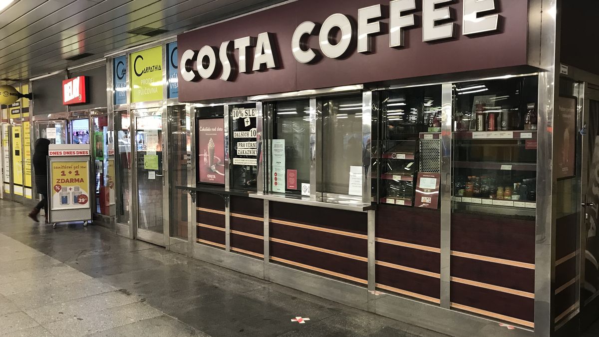 Covid uspal desítky kaváren Costa Coffee. Na Můstku už vaří kávu jiní