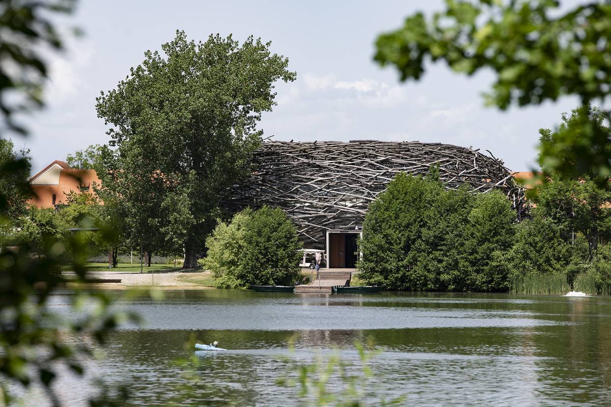 Rekreační a konferenční areál Čapí hnízdo leží na území obce Olbramovice ve středních Čechách.