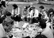 Beuys chtěl, aby z chladné společnosti ovlivněné národním socialismem, ve které on sám vyrůstal a na níž se i aktivně podílel, vznikla pozvolna vřelá a k lidem vstřícná demokratická společnost – společným rozhovorem a spoluprací se všemi lidmi.