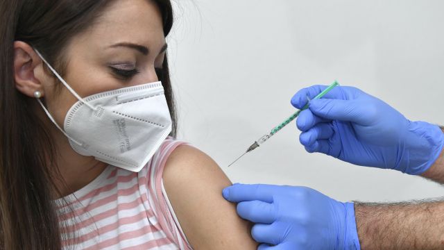 Mladí se do očkování nehrnou, ukazují data. Změníme přístup, reaguje ministerstvo