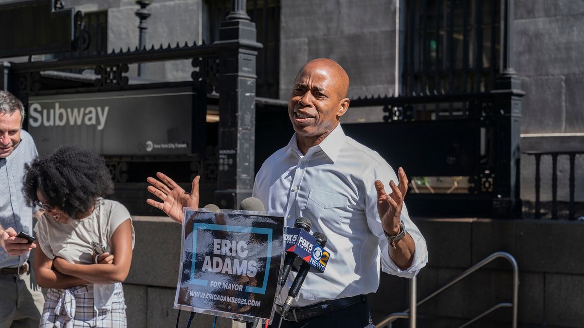 Primárky demokratů na starostu New Yorku vyhrál bývalý policista Adams