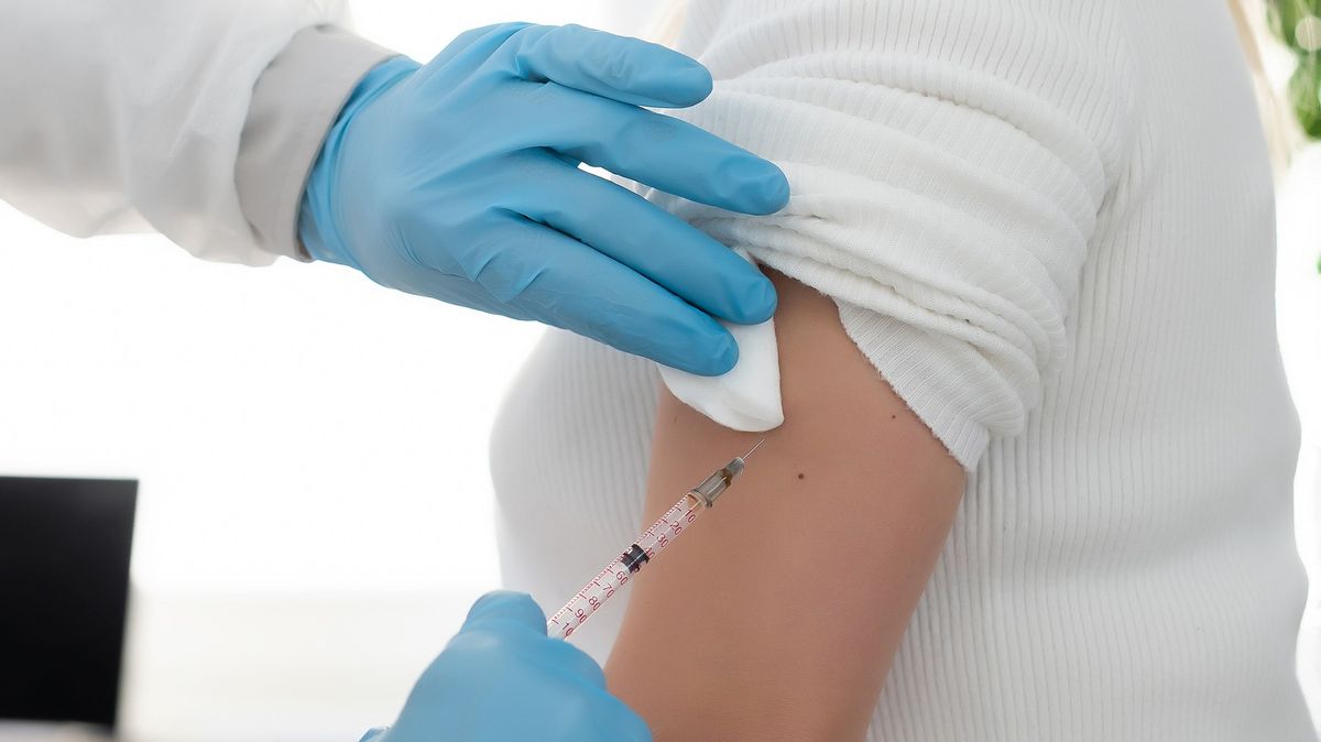 Očkovaní Britové se zřejmě vyhnou karanténě. Experti varují před důsledky