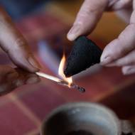 Výrobce vánočních františků Pavel Matějka žije v Roztokách u Křivoklátu.