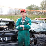 Kryštof Hádek. Majitel autobazaru, autokrosový závodník a trochu kretén.