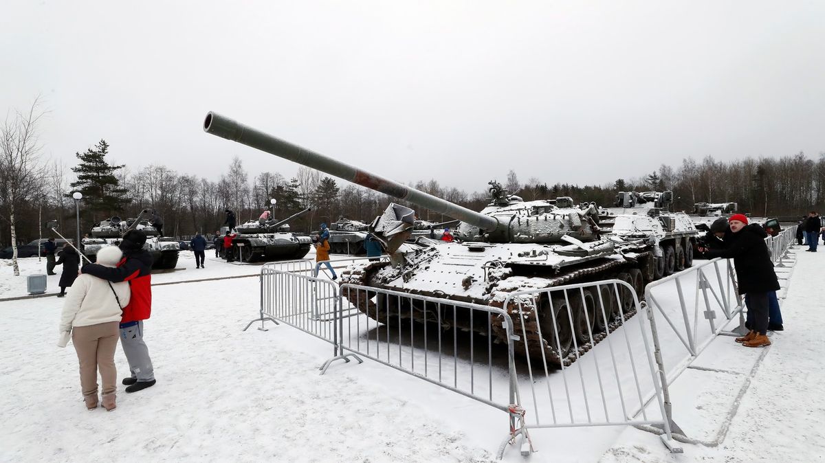 Rusové vystavili ukořistěné tanky. Západní technikou se nepochlubili