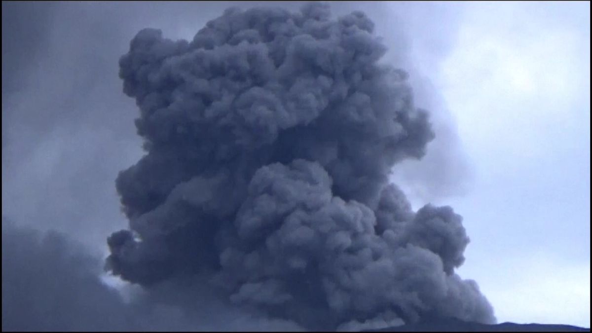 Video výbuchu indonéského vulkánu. Okolí zasypal popel