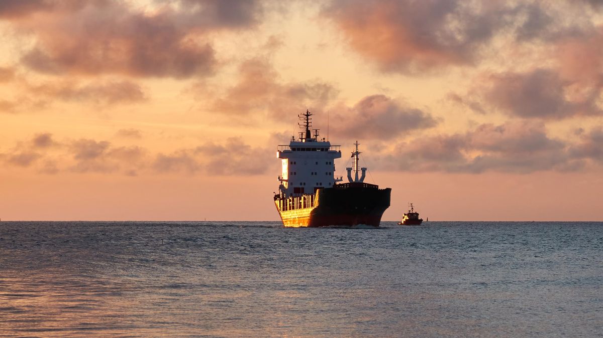 Obchodní loď v Rudém moři po útoku tří raket nabírá vodu