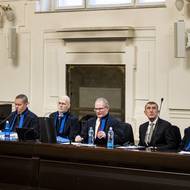 Babišův advokát Michael Bartončík v závěrečné řeči uvedl, že souhlasí s tím, co řekl jeho bratr Josef Bartončík. „Pokud není možné odsoudit Janu Nagyovou, tak není možné odsoudit ani pana Babiše,“ řekl Bartončík.