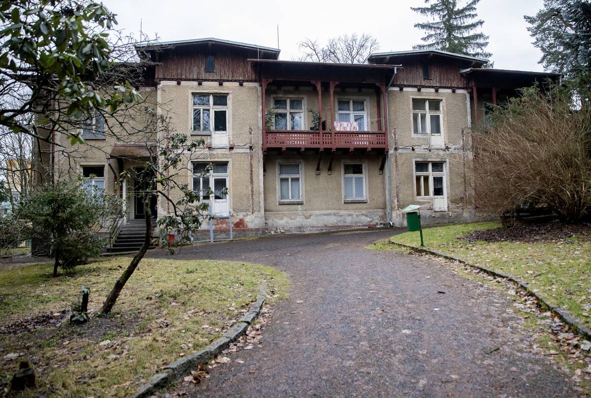 Bývalé sanatorium v Rumburku, původně postavené v secesním stylu. Aktuálně je ve zchátralém stavu a nepřidává mu ani název, který se pro něj v minulosti zažil: Frankenstein. Na snímku druhý vedlejší pavilon.