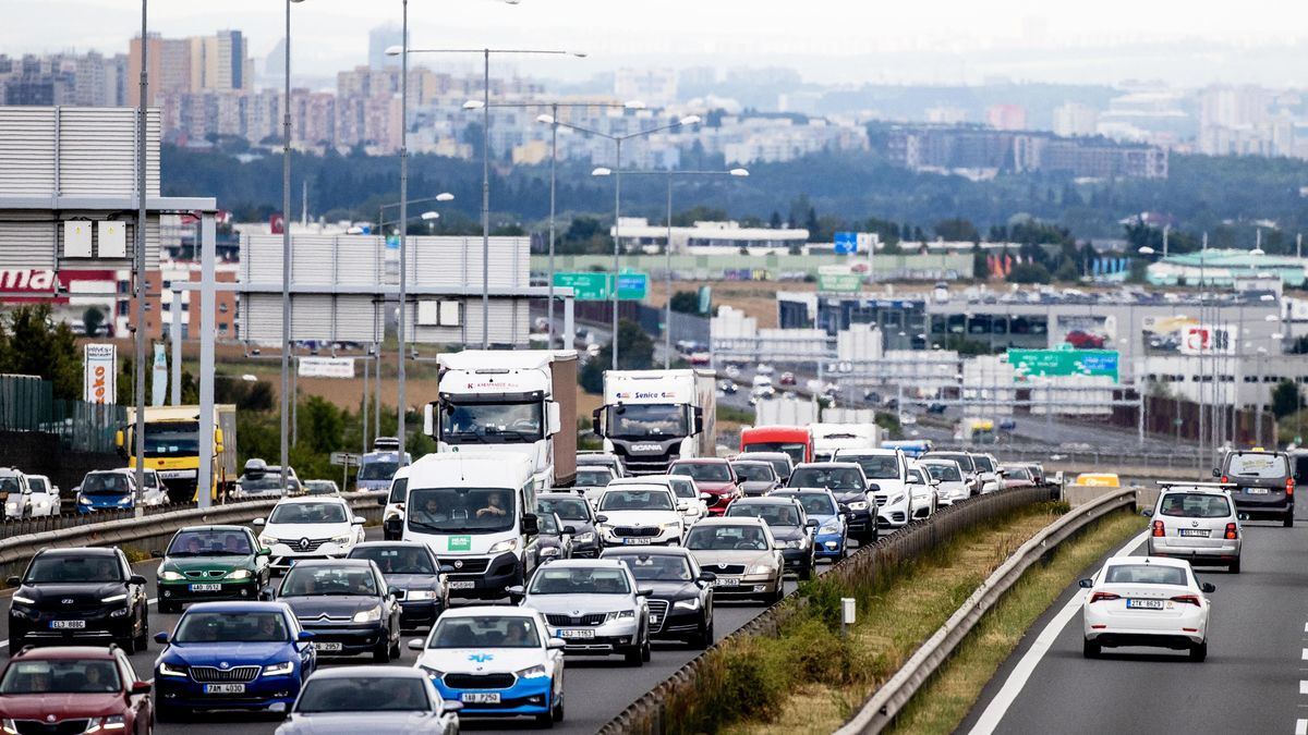 Na D1 před Prahou srazilo auto chodce, patrně utíkal od vloupání, provoz stojí