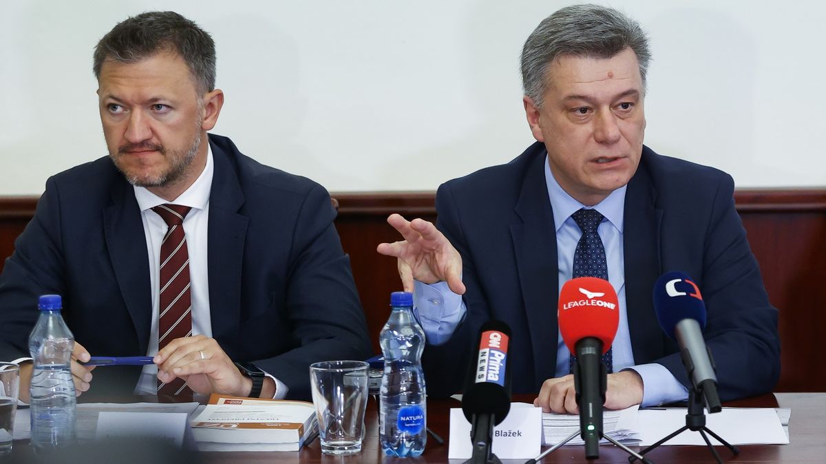 Náměstek Blažka utrácel peníze na seniory: iPhony za 40 tisíc a stroj na popcorn