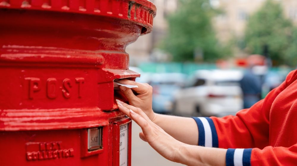 Ve Velké Británii byla odhalena první poštovní schránka krále Karla III.
