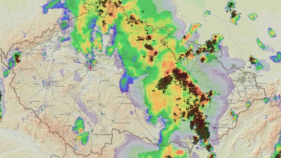 Zranění, laguny a popadané stromy. Českem se prohnaly silné bouřky