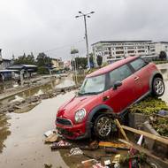 Pod vodou je asi 80 procent města. Lidé jsou bez elektřiny, vody i internetu. Kraj a hasiči už v neděli do Krnova vypravili konvoj s pomocí, který vezl potraviny i pitnou vodu.