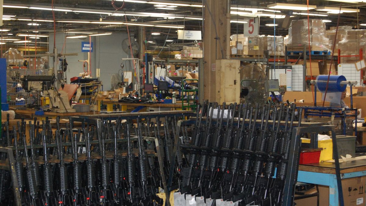 Colt CZ zvýšil tržby o polovinu, dividenda bude 15 Kč na akcii