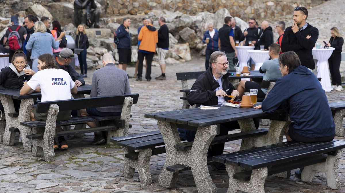 Mladí voliči v pasti. Je jich málo a partaje je neumí