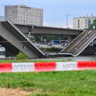 Poškozena byla i dvě potrubí pro rozvod teplé vody. „Na celém území města momentálně nefunguje dálkové vytápění,“ potvrdili hasiči. 