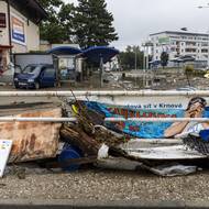Proti přehradě dlouhodobě vystupuje Hnutí Duha Jeseníky a obec, která by měla být částečně zatopena. Hnutí uvedlo, že přehrada by záplavy jen pozdržela.