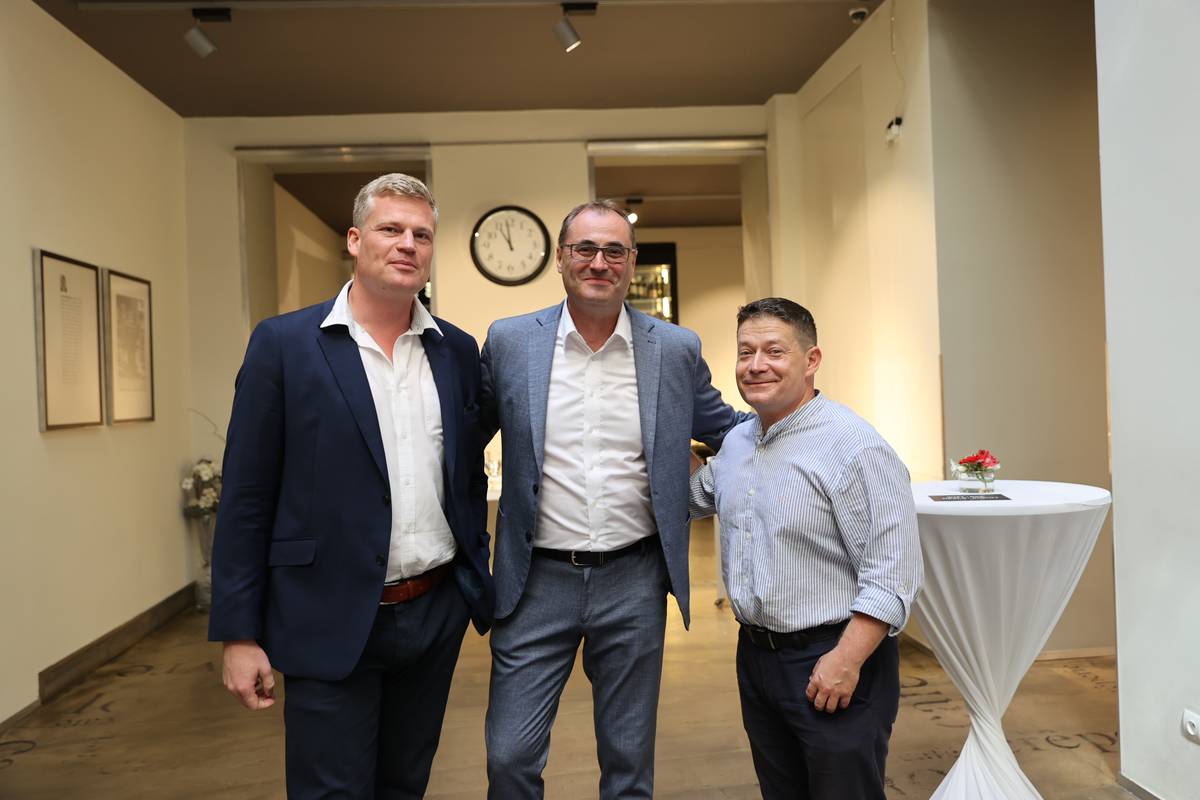 Bývalý poslanec ODS Boris Šťastný (uprostřed) je nově členem Motoristů. Za to ho do kampaně přišel podpořit europoslanec Filip Turek (vlevo), za partnerské ANO pak poslanec Patrik Nacher.