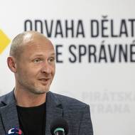  Senátor Lukáš Wagenknecht (Piráti) post neobhájil. Na dotaz, jestli je zklamaný, přiznal, že „si i malinko oddechl“. 