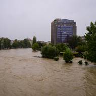 V rakouském hlavním městě je zatím zaplaveno několik domů v části Penzing. Lidé z oblasti byli podle hasičů evakuování v časných ranních hodinách. K některým budovám se lze dostat pouze na člunech. (Kanál Dunaj, 15. září ve Vídni.)