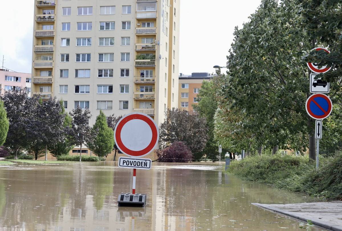 Řeka Opava se v neděli ráno vylila do 12tisícového sídliště.