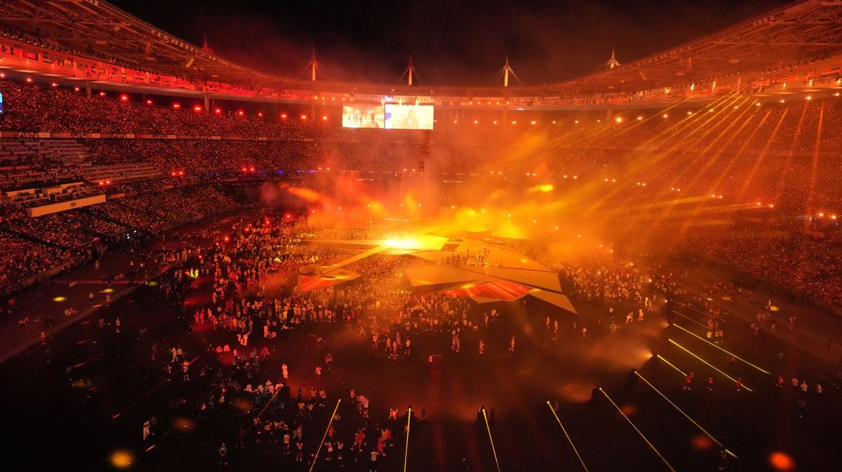 Foto: Olympiáda v Paříži skončila. Vlajku si uzmul Tom Cruise